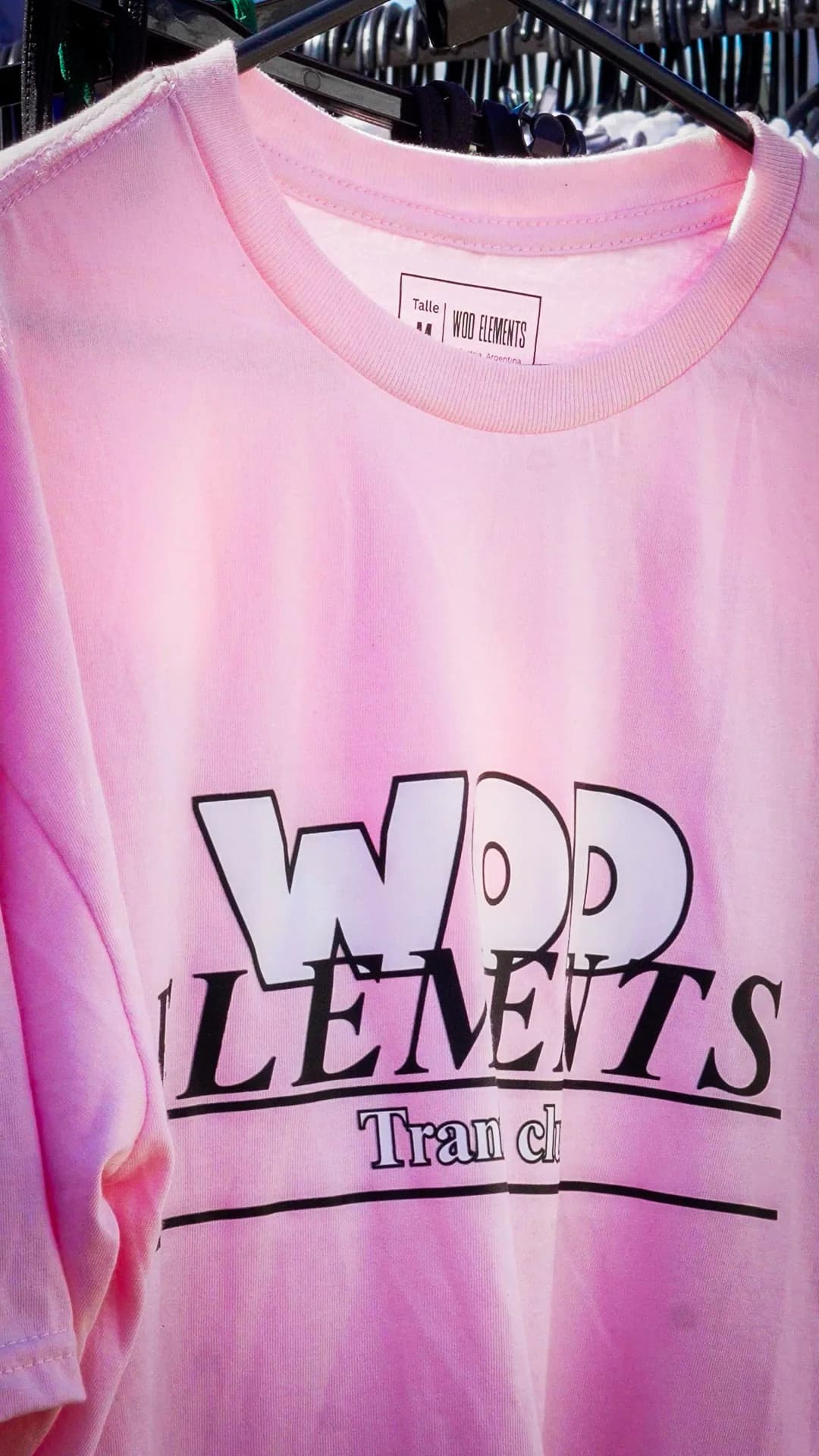 Remera rosa de Wod Elements con la etiqueta de la marca en el cuello