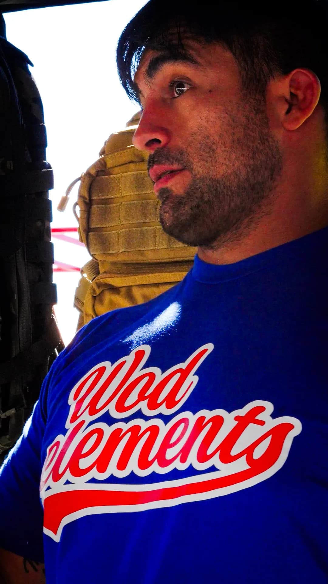 Atleta con la remera azul de Wod Elements en el predio de Rosario Fitness Games