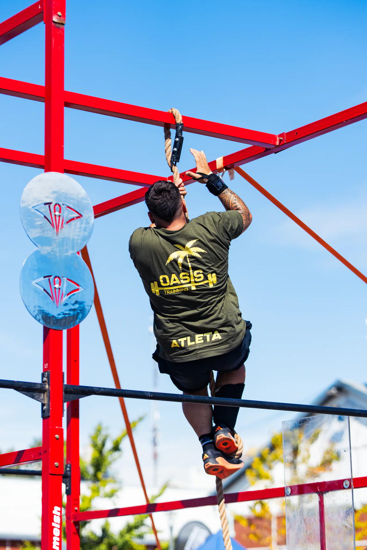 Atleta ascendiendo la cuerda en la estructura de competencia