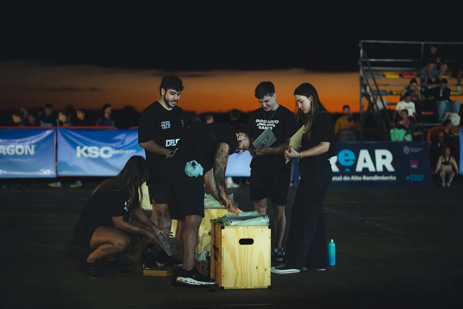 Equipo operativo preparando materiales durante la jornada nocturna
