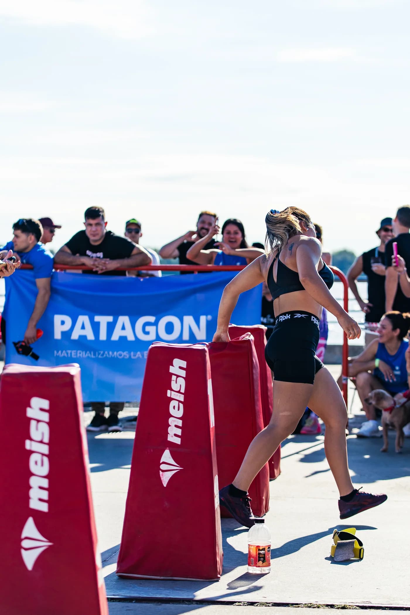 Atleta compitiendo entre los cajones de Meish en Rosario Fitness Games